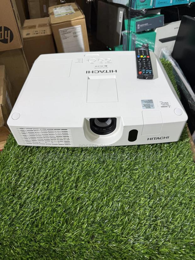 Hitachi 4000 Lumen Original Conference Projector With Remote From Uk · Photo 2