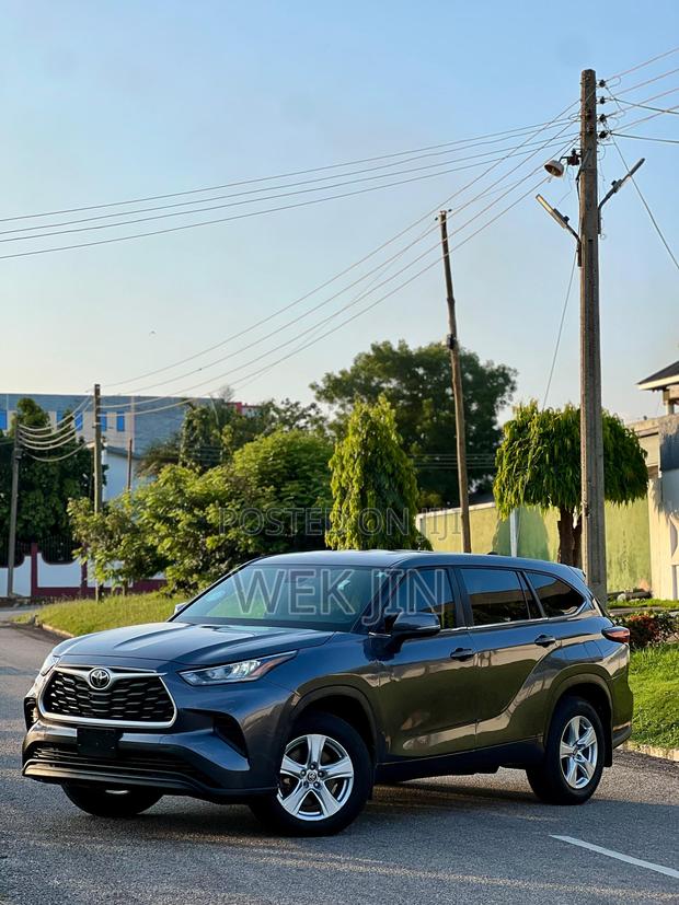 New Toyota Highlander LE AWD 2024 Gray · Photo 1
