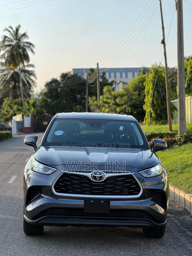 New Toyota Highlander LE AWD 2024 Gray · Photo 6
