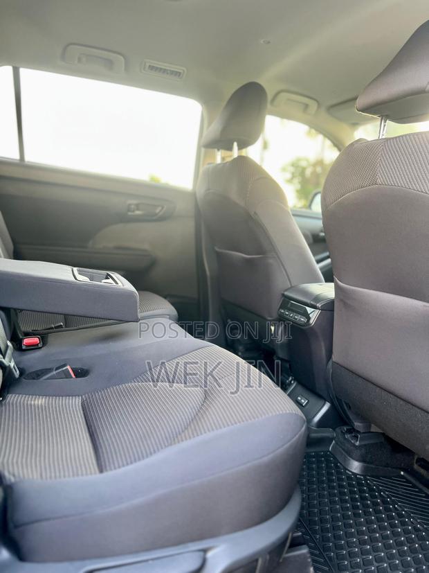 New Toyota Highlander LE AWD 2024 Gray · Photo 2