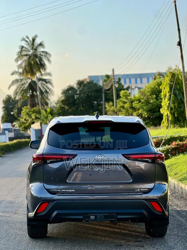 New Toyota Highlander LE AWD 2024 Gray · Photo 5