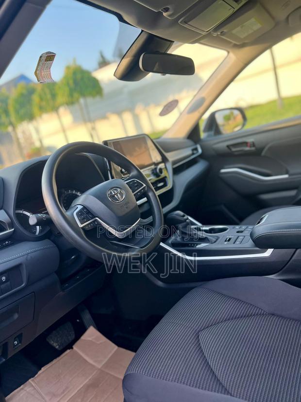 New Toyota Highlander LE AWD 2024 Gray · Photo 3