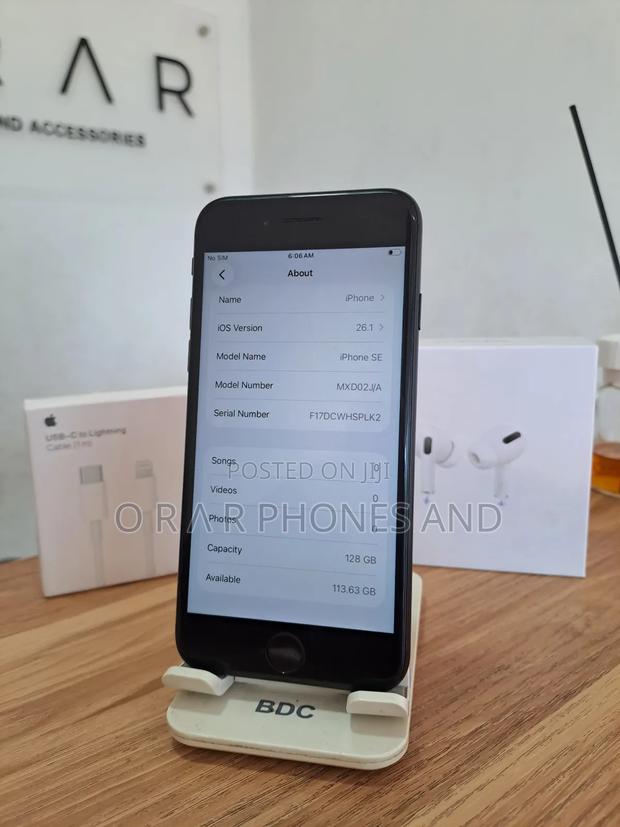 Apple iPhone SE (2020) 128 GB Black · Photo 2