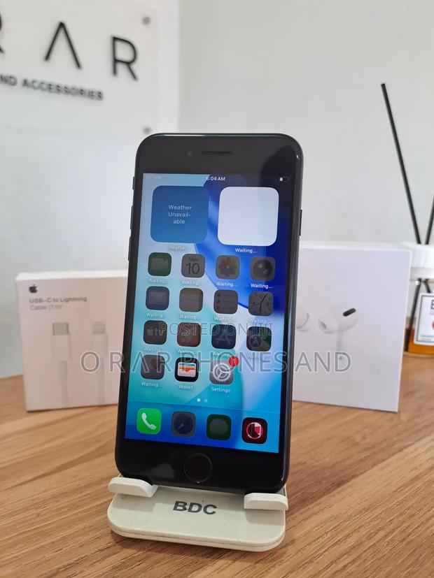 Apple iPhone SE (2020) 128 GB Black · Photo 3