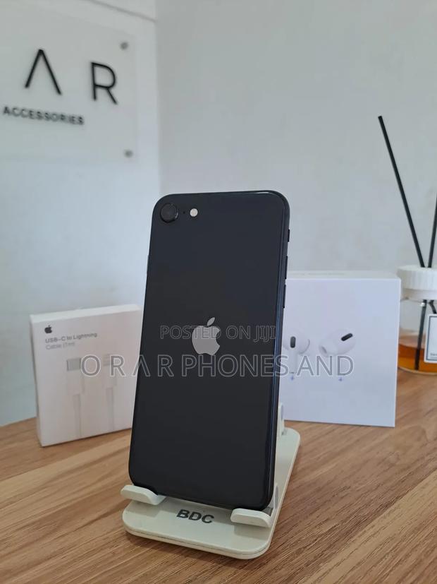 Apple iPhone SE (2020) 128 GB Black · Photo 4