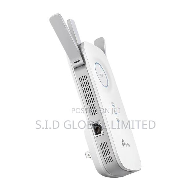 Three Adjustable External Antennas Provide Optimal Wi-fi Coverage · Photo 1