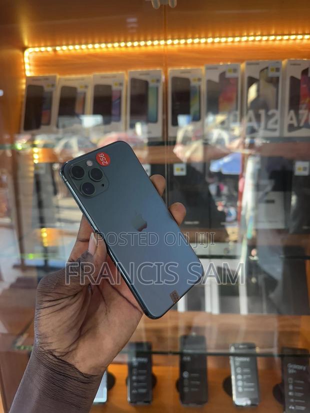 Apple iPhone 11 Pro 256 GB Green · Photo 2