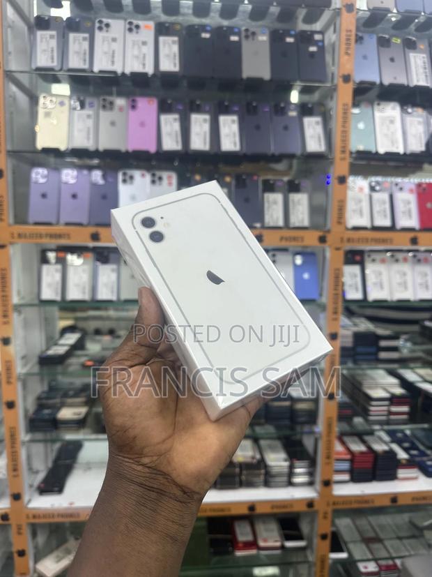 New Apple iPhone 11 64 GB White · Photo 2