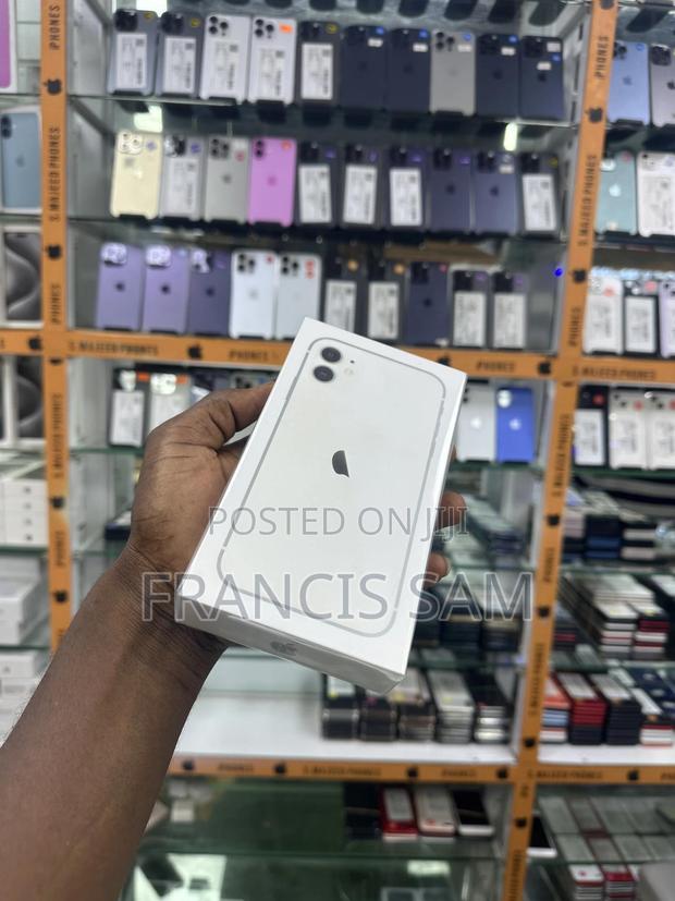 New Apple iPhone 11 64 GB White · Photo 1