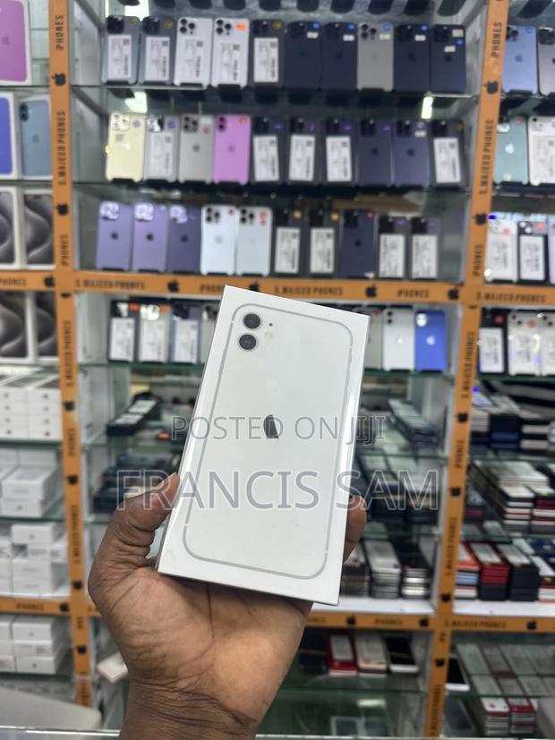 New Apple iPhone 11 64 GB White · Photo 6