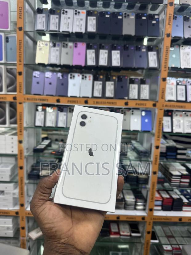 New Apple iPhone 11 64 GB White · Photo 3