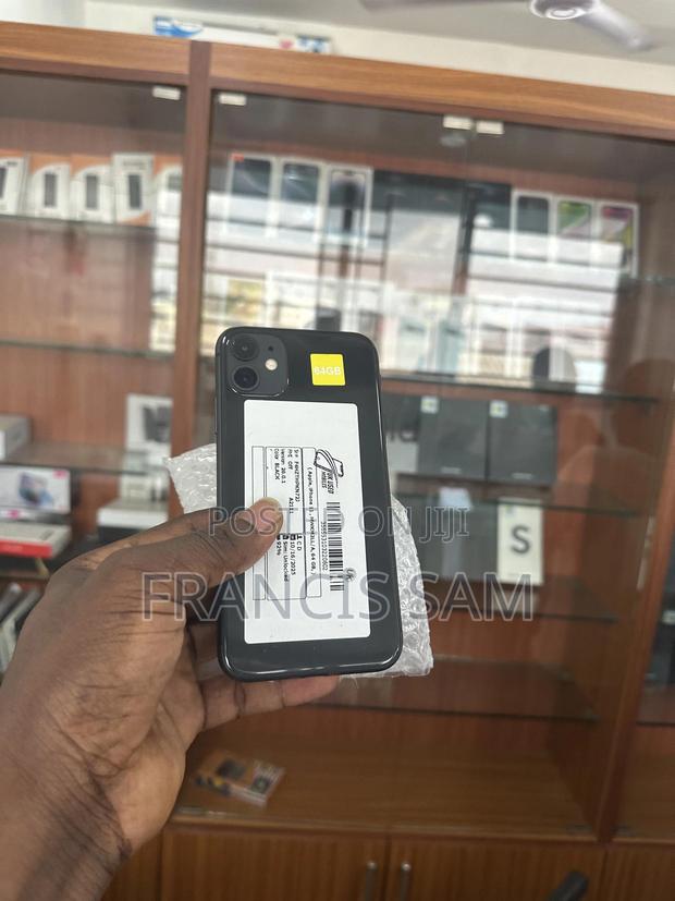 Apple iPhone 11 64 GB Black · Photo 1