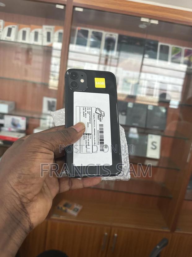 Apple iPhone 11 64 GB Black · Photo 3