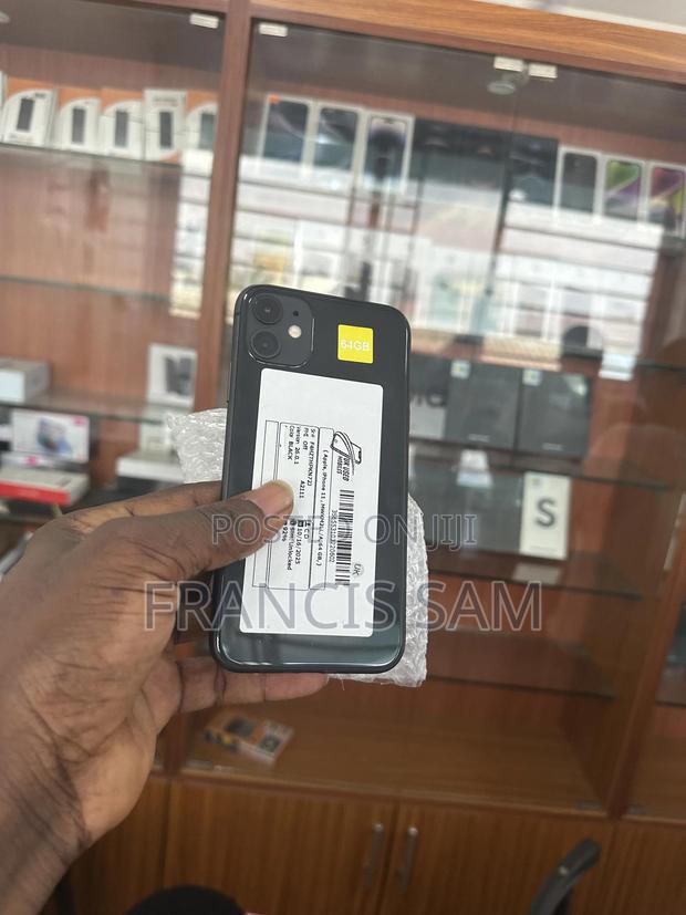 Apple iPhone 11 64 GB Black · Photo 2