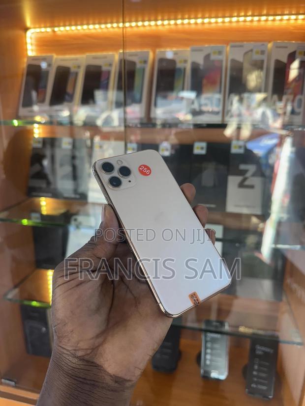 Apple iPhone 11 Pro 256 GB Gold · Photo 2