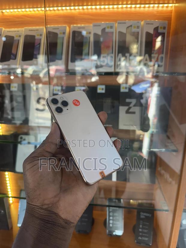 Apple iPhone 11 Pro 256 GB Gold · Photo 6