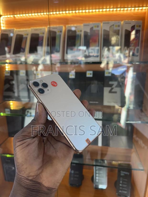 Apple iPhone 11 Pro 256 GB Gold · Photo 5