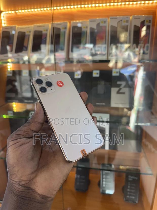 Apple iPhone 11 Pro 256 GB Gold · Photo 3