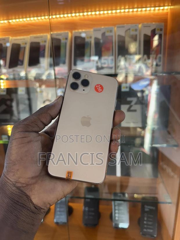 Apple iPhone 11 Pro 256 GB Gold · Photo 4