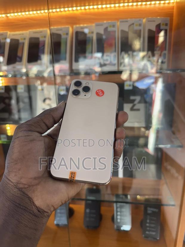 Apple iPhone 11 Pro 256 GB Gold · Photo 1