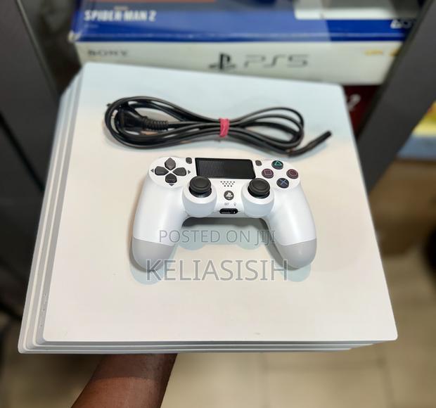 White Ps4 Pro 1tb · Photo 1