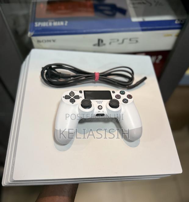 White Ps4 Pro 1tb · Photo 2