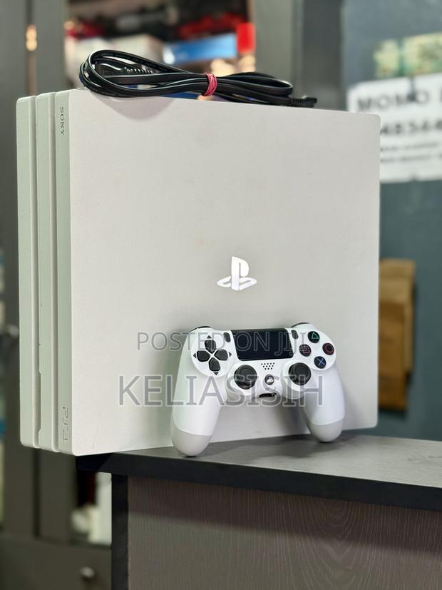 White Ps4 Pro 1tb · Photo 3