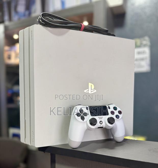 White Ps4 Pro 1tb · Photo 5