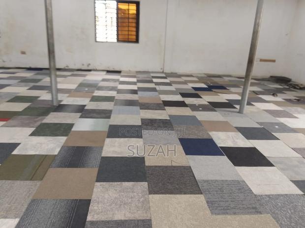 Square Sized Woolen Carpet · Photo 1