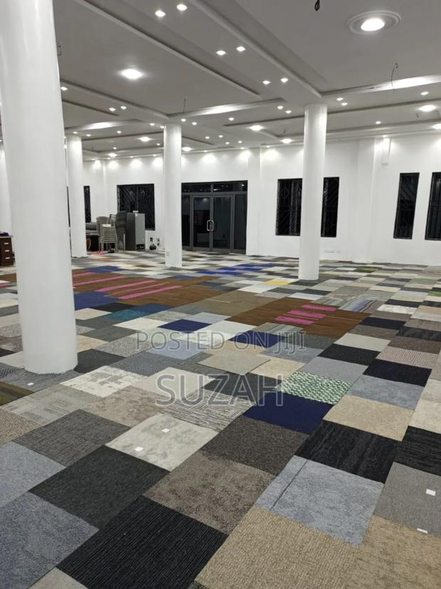 Woolen Square Carpet · Photo 1