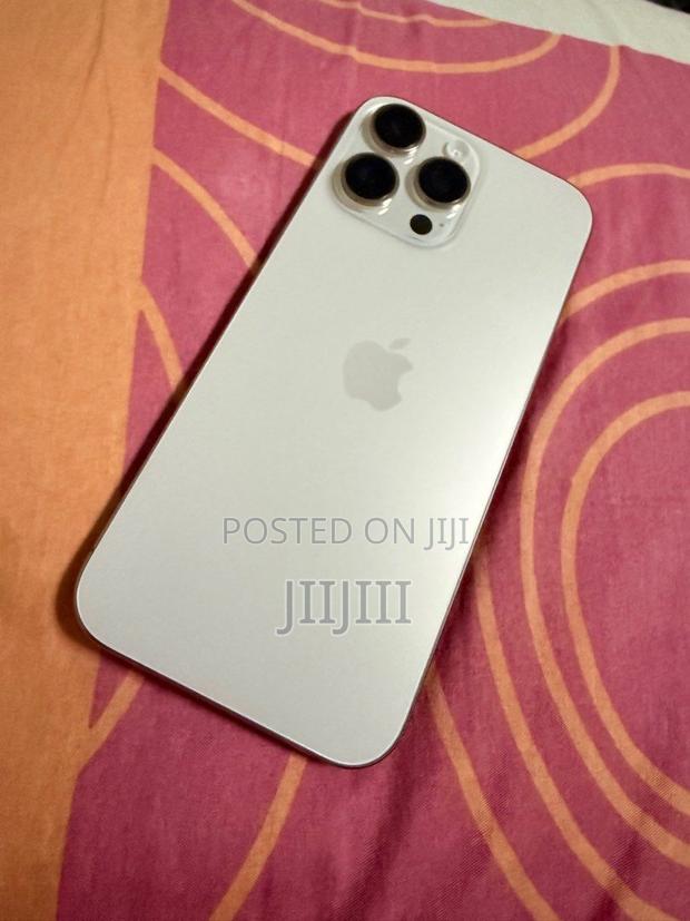 Apple iPhone 16 Pro Max 256 GB Gold · Photo 2