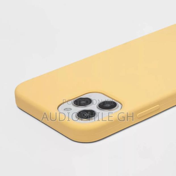 Heyday iPhone 13 Pro Max Silicone Case Yellow With Magsafe · Photo 2
