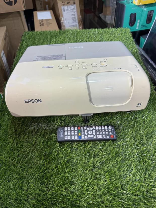 Epson Powerlite S5 Conference Room Projector Lumen 2000 · Photo 1