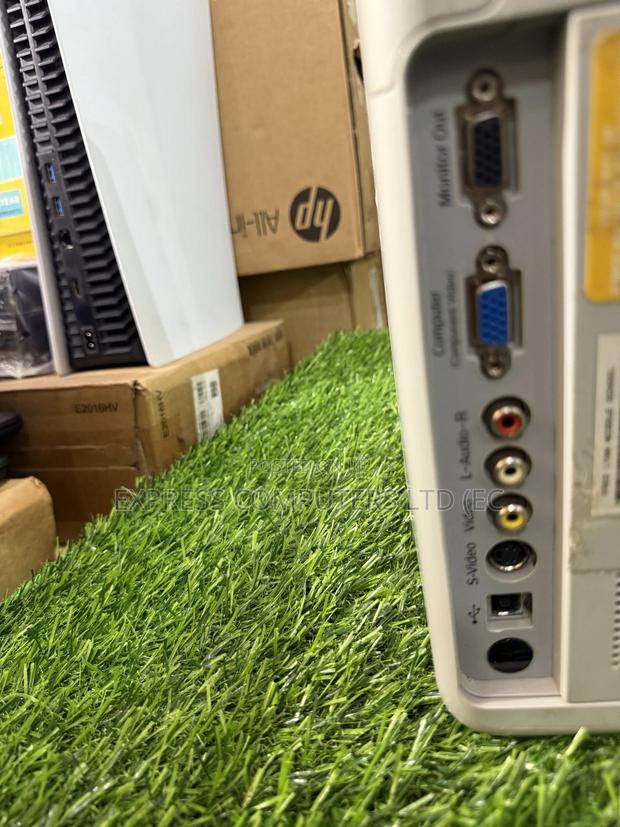 Epson Powerlite S5 Conference Room Projector Lumen 2000 · Photo 4