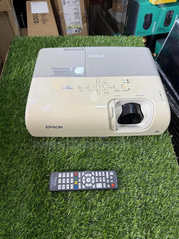 Epson Powerlite S5 Conference Room Projector Lumen 2000 · Photo 5
