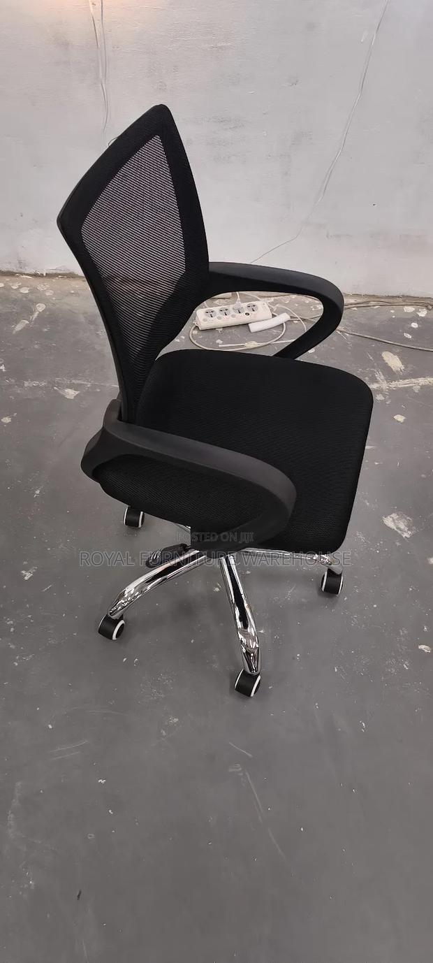 Simple Black Swivel Office Chair · Photo 1