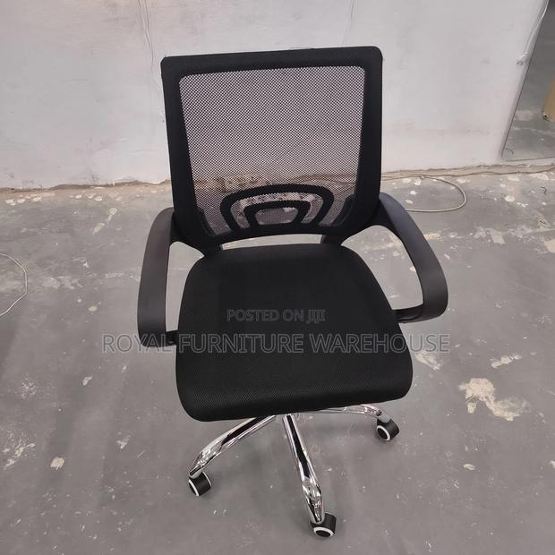 Simple Black Swivel Office Chair · Photo 2