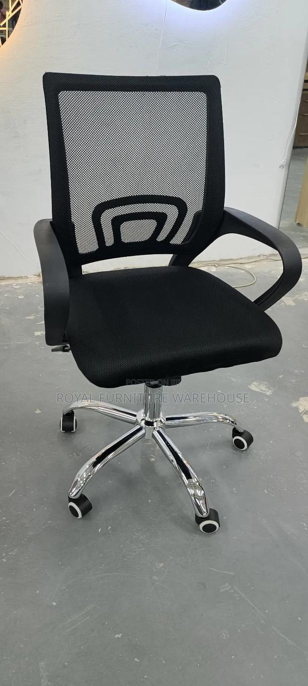 Simple Black Swivel Office Chair · Photo 4