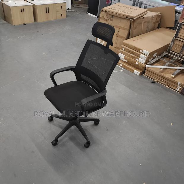 Swivel Head Rest Office Chair · Photo 1