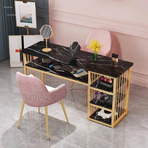 Manicure Table · Photo 1