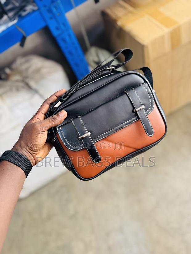 Top Quality Pure Leather Unisex Side Bag With Shoulder Strap. · Photo 5
