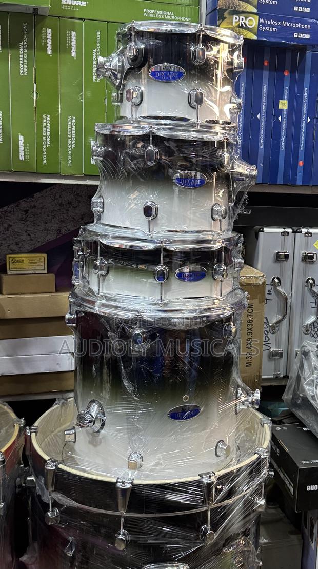 Pearl Decade 5-Set Drum With Two Cymbals (First Grade) · Photo 1