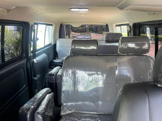 Toyota HiAce 2013 Grey · Photo 4