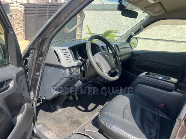 Toyota HiAce 2013 Grey · Photo 5