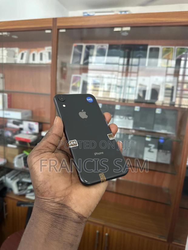 Apple iPhone XR 64 GB Black · Photo 1
