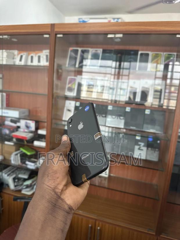 Apple iPhone XR 64 GB Black · Photo 4
