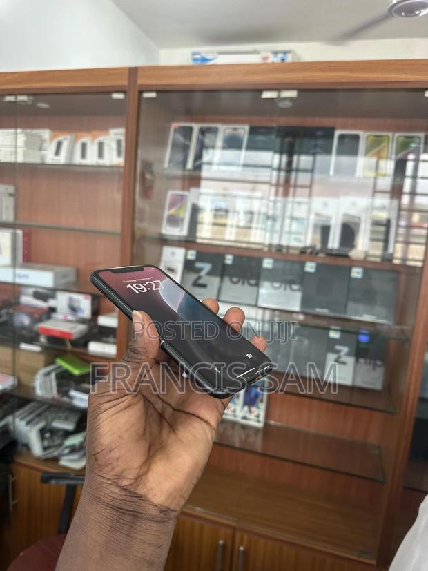 Apple iPhone XR 64 GB Black · Photo 2