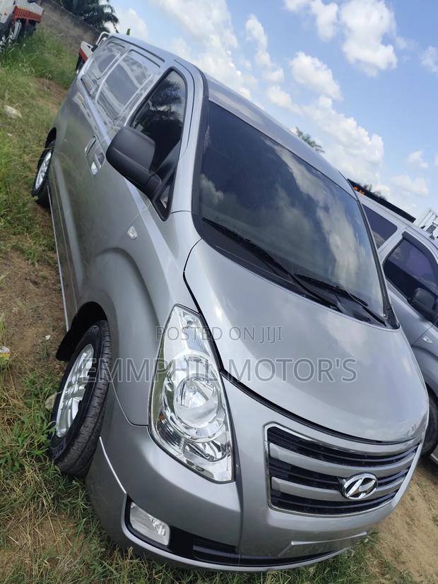 Hyundai Starex 2016 Grey · Photo 1
