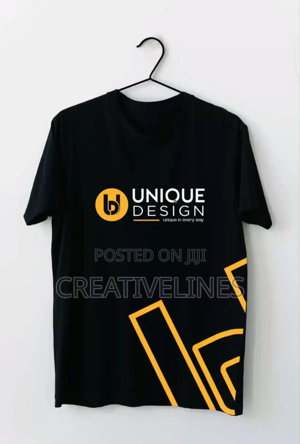 Blavk and Gild Tee · Photo 1
