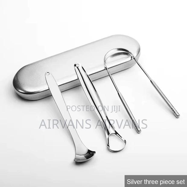 Stainless Steel Tongue Scraper · Photo 4